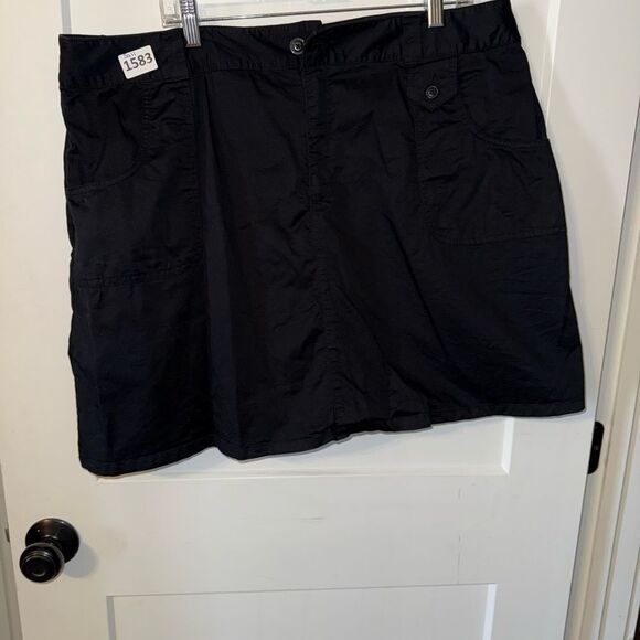 Black Button-Front Skort Women's - Picture 1 of 9